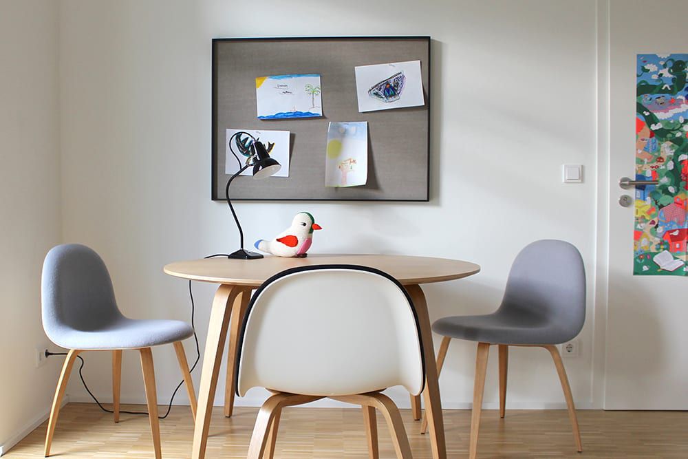 Praxisrum von Janina mit zwei grauen Stühlen und einem Tisch.